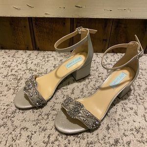 Blue by Betsy Johnson heeled sandals - 7.5W, metallic silver, new in box